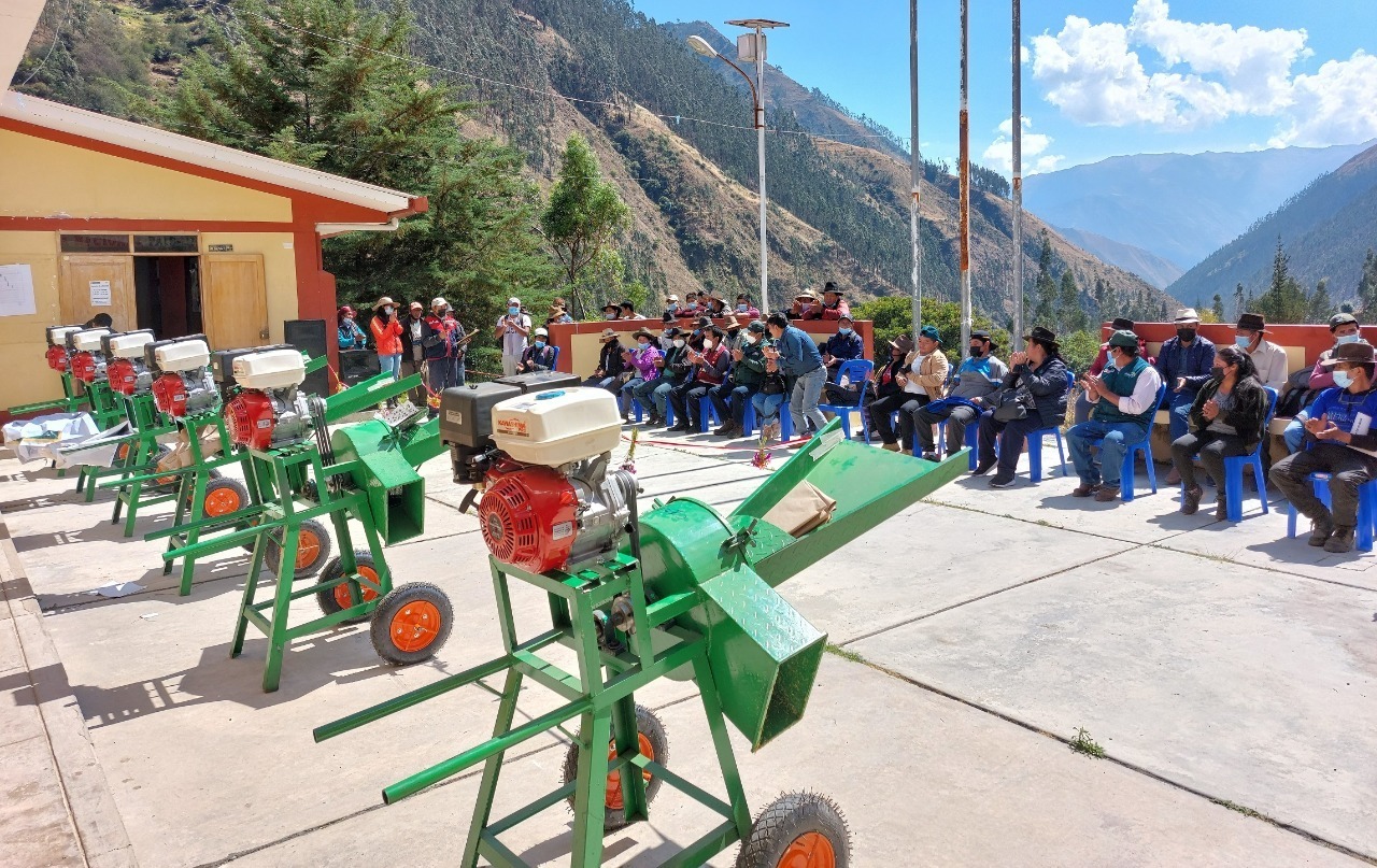 ENTREGAN PICADORAS DE FORRAJES A FAMILIAS AGRICULTORAS PARA ALIMENTACIÓN DE GANADO Y CUYES EN APURÍMAC.